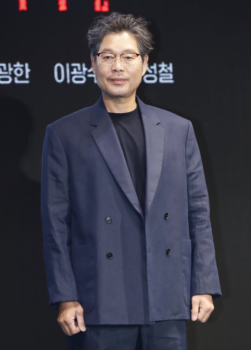 '노웨이아웃' 유재명 특정인물 연상되지만, 모티브 아냐