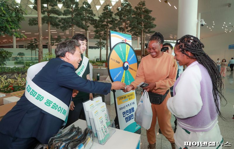 이학재 인천국제공항공사 사장(왼쪽 첫번째)이 지난 23일 인천공항 제2여객터미널에서 진행된 ‘여름 휴가철 맞이 대국민 안전여행 캠페인’ 행사에서 여객들에게 안전여행 홍보문구가 담긴 여행용품을 전달하고 있다. 인천국제공항공사 제공