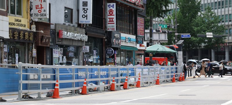 24일 오후 서울 시청역 역주행 사고 현장에 방호 울타리가 설치돼 있다. /사진=연합뉴스