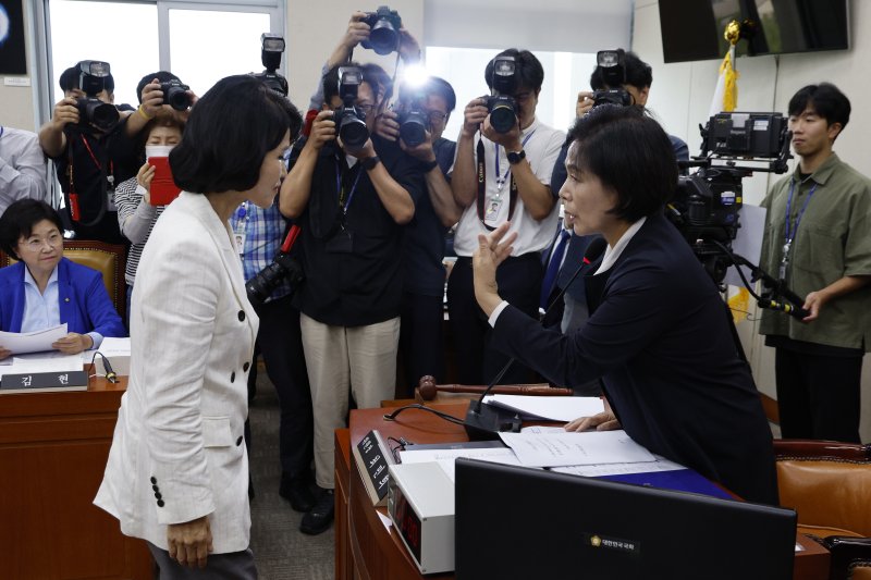 이진숙 방송통신위원회 위원장 후보자가 24일 오전 서울 여의도 국회 과학기술정보방송통신위원회에서 열린 인사청문회에서 최민희 위원장과 대화하고 있다. =뉴스1