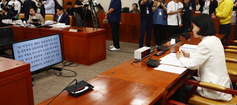 이진숙 방송통신위원장 후보자(오른쪽)가 24일 오후 서울 여의도 국회 과학기술정보방송통신위원회에서 열린 인사청문회에 출석, 이해민 조국혁신당 의원이 이 후보자의 MBC 보도본부장 시절 세월호 참사 당시 오보와 관련해 모니터에 나오는 사과문을 읽으라고 하자 침묵하고 있다. 2024.7.24/뉴스1 ⓒ News1 김민지 기자