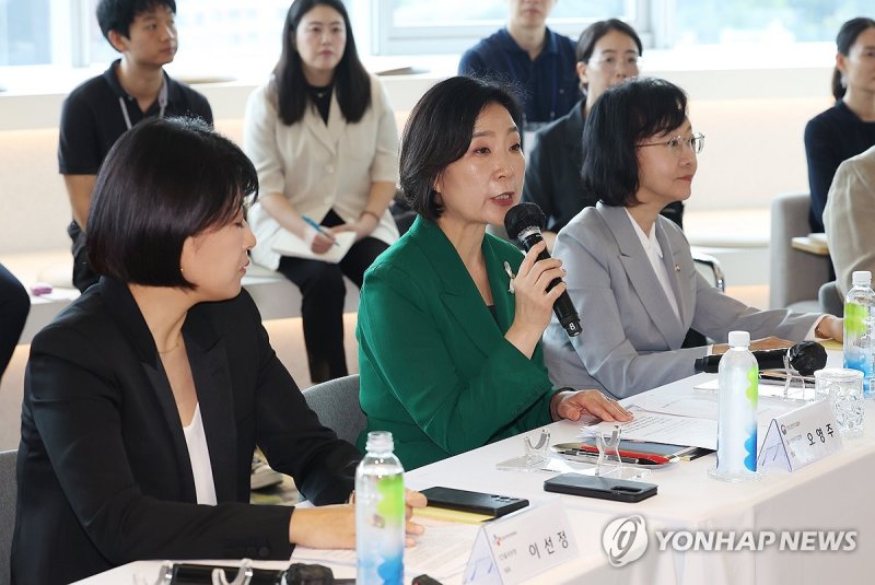 인사말 하는 오영주 장관 인사말하는 오영주 장관 (서울=연합뉴스) 김성민 기자 = 오영주 중소기업벤처부 장관(가운데)이 24일 서울 용산구 올리브영 본사에서 열린 K-화장품 글로벌 경쟁력 강화 방안 발표 및 업계 간담회에서 인사말하고 있다. 2024.7.24 ksm7976@yna.co.kr (끝)