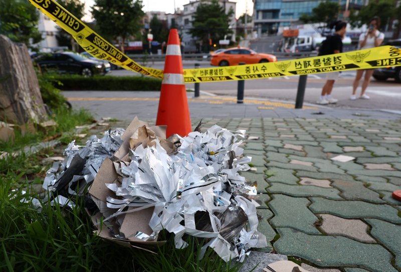 지난 24일 오후 서울 서대문구 연세대학교 신촌캠퍼스 인근에 북한의 대남 쓰레기 풍선으로 추정되는 물체의 내용물이 떨어져 있다. 사진=연합뉴스