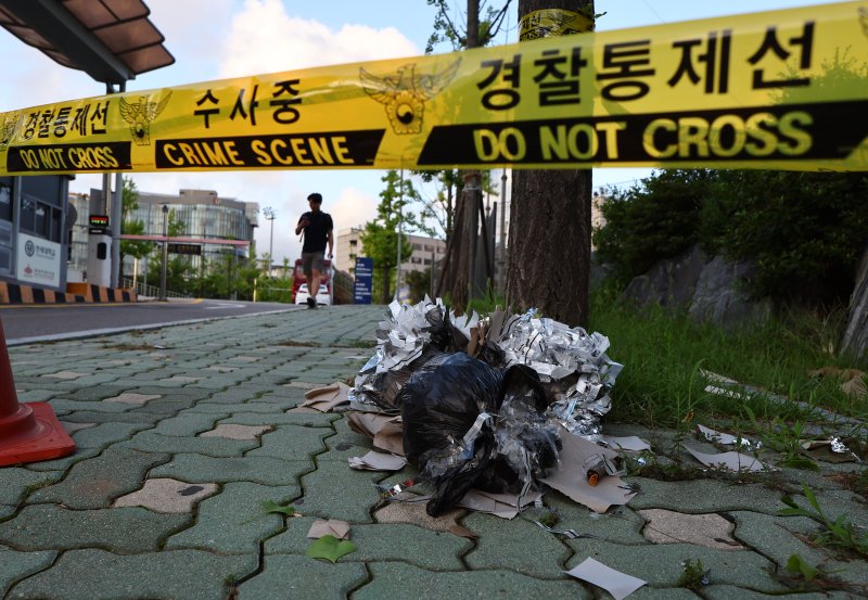 지난 7월 24일 오후 서울 서대문구 연세대학교 신촌캠퍼스 인근에 북한의 대남 쓰레기 풍선으로 추정되는 물체의 내용물이 떨어져 있다. 사진=연합뉴스