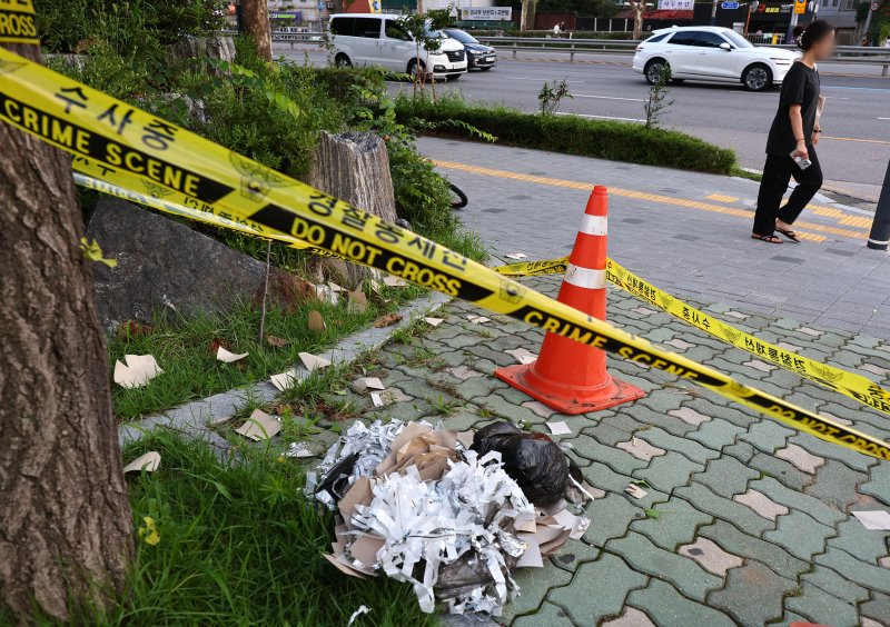 24일 오후 서울 서대문구 연세대학교 신촌캠퍼스 인근에 북한의 대남 쓰레기 풍선으로 추정되는 물체의 내용물이 떨어져 있다. 사진=연합ㅡ뉴ㅅ