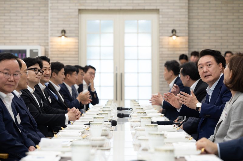 윤석열 대통령이 지난 7월 24일 오후 서울 용산구 대통령실 앞 파인그라스에서 열린 열린 국민의힘 신임지도부 만찬에서 모두발언을 하고 있다. (대통령실 제공) /사진=뉴스1화상