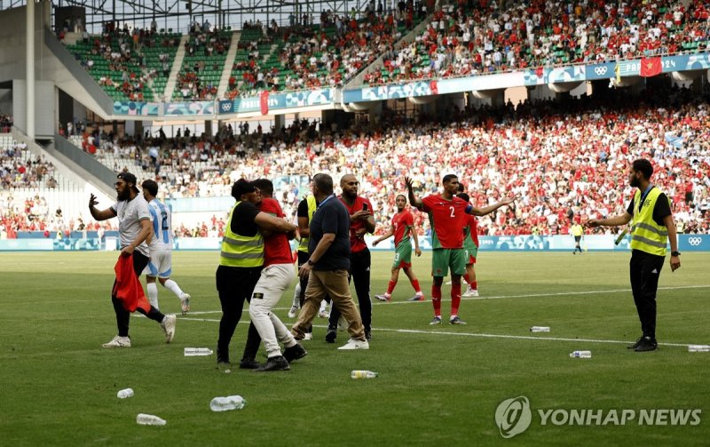 파리올림픽 시작부터 난장판…축구 2시간 중단되고 관중 난입‧물병 투척 난리