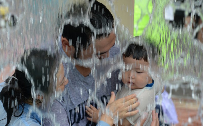 서울 올여름 첫 '폭염경보'...푹푹 찌는 찜통더위에 땀이 뻘뻘