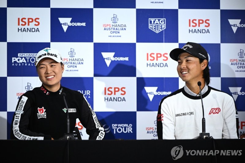 이민지(왼쪽)와 이민우 epa10337745 Minjee Lee of Australia (L) and Min Woo Lee of Australia speak to the media ahead of the ISPS HANDA Australian Open 2022, at the Cheltenham Golf Club in Melbourne, Australia, 30 November 2022. EPA/JOEL CARRETT AUSTRALIA AND NEW ZEALAND OUT