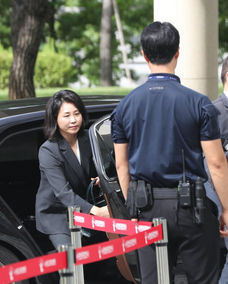 공직선거법 위반 혐의로 불구속 기소된 더불어민주당 이재명 전 대표의 배우자 김혜경 씨가 10일 오전 경기 수원시 영통구 수원지방법원에서 열린 공판에 출석하고 있다. 2024.7.10/뉴스1 ⓒ News1 김영운 기자