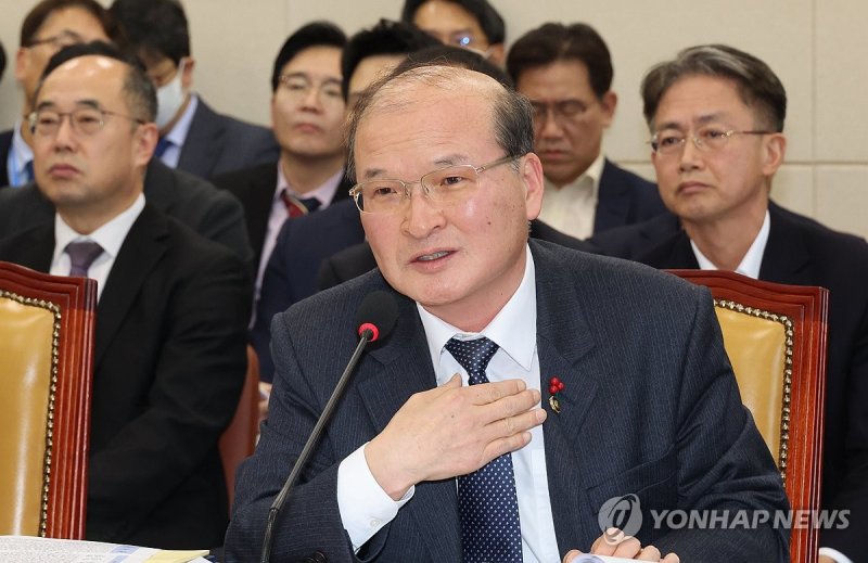 5일 국회 과학기술정보방송통신위원회에서 이상인 방송통신위원장 직무대행이 답변하고 있다. 연합뉴스