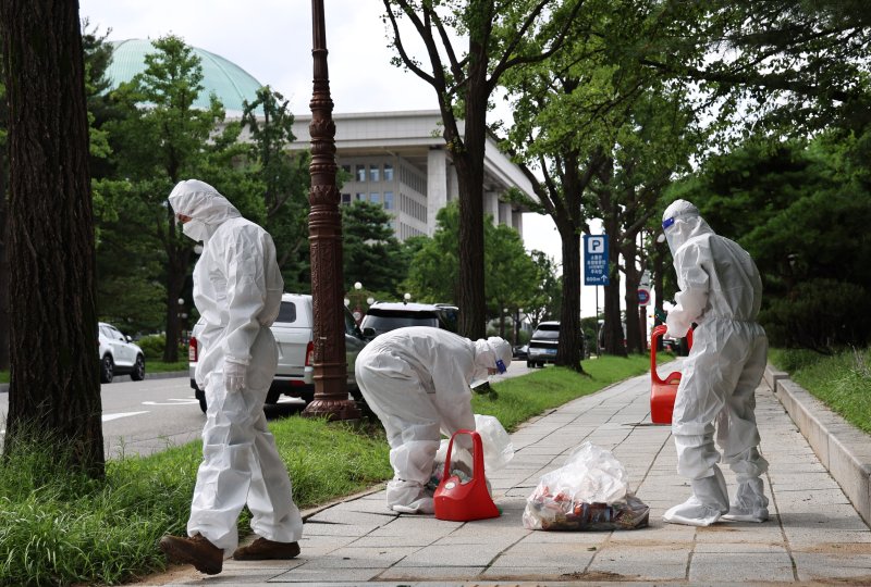 북한이 대남 오물풍선을 살포한 24일 서울 여의도 국회도서관 앞에서 군 장병들이 내용물을 처리하고 있다. 사진=뉴스1