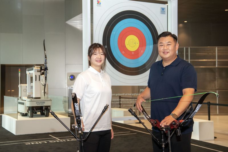 전 양궁 금메달리스트 오진혁 선수, 강채영 선수(오른쪽부터)가 25일 현대모터스튜디오 고양에서 양궁과 양궁 훈련에 활용된 기술을 경험할 수 있는 'The path of an archer(궁사의 길)-모빌리티 기술과 양궁의 만남' 행사에 참여해 기념 사진을 찍고 있다. 현대차그룹 제공