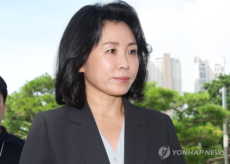 더불어민주당 이재명 전 대표의 배우자 김혜경 씨가 25일 오전 경기도 수원시 영통구 수원지방법원에서 열리는 공판에 출석하고 있다./사진=연합뉴스