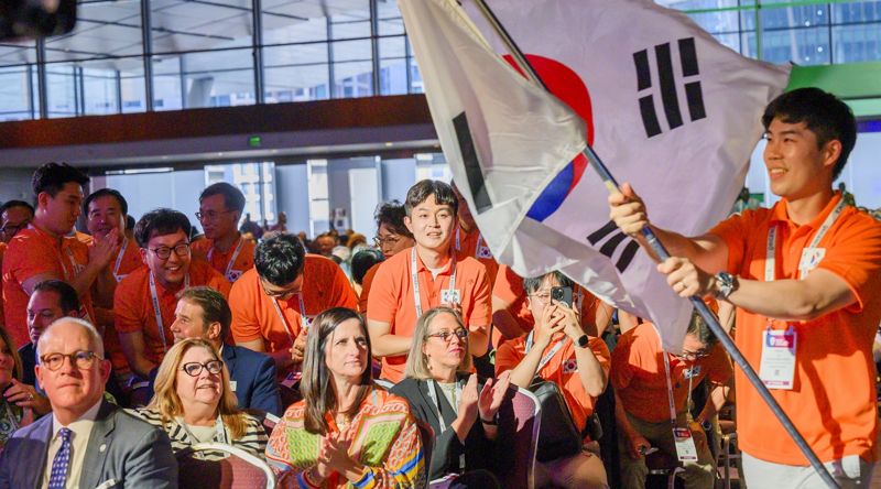 미국 보스턴에서 개최된 2024년 세계신협콘퍼런스에 한국신협 대표단이 참석해 태극기를 흔들고 있다. 신협중앙회 제공