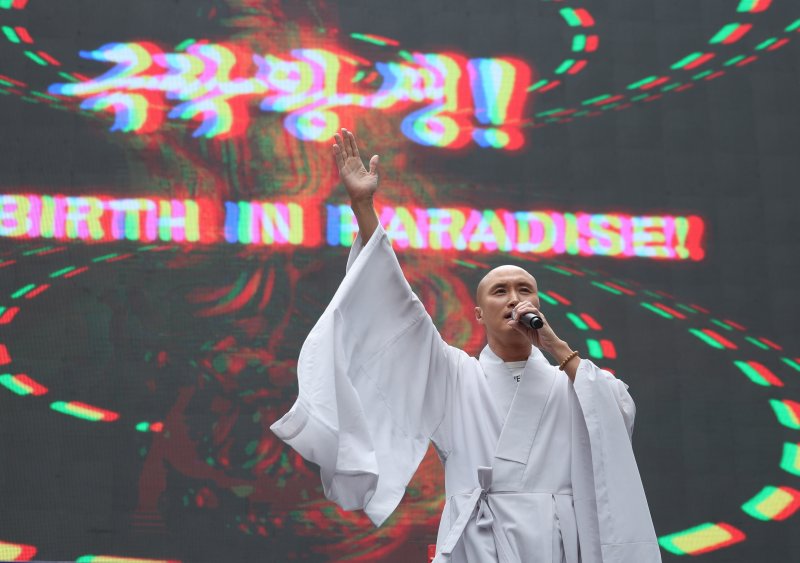 [서울=뉴시스] 김명년 기자 = 뉴진스님(개그맨 윤성호)가 24일 오후 서울 서초구 삼성전자 사옥 앞에서 열린 '전국삼성전자노조 문화행사'에서 무대를 선보이고 있다. 2024.05.24. kmn@newsis.com