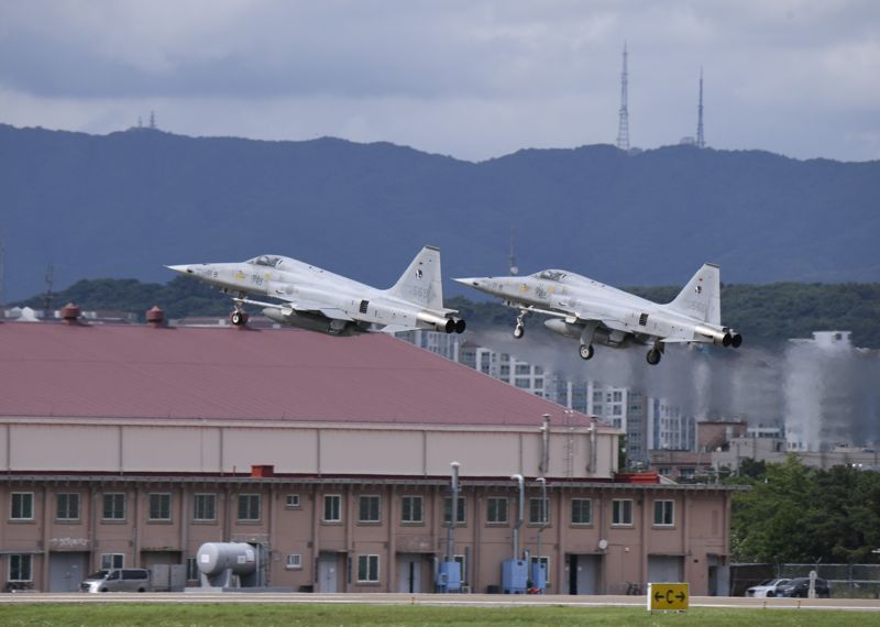 한국공군 F-5 전투기 편대가 24일 수원기지에서 한미 연합공중훈련을 위해 이륙하고 있다. 공군은 23일부터 내달 8일까지 수원기지에서 美 해병대 F/A-18 호넷(Hornet), F-35B와 연합공중훈련을 실시하고 있다. 사진=공군 제공