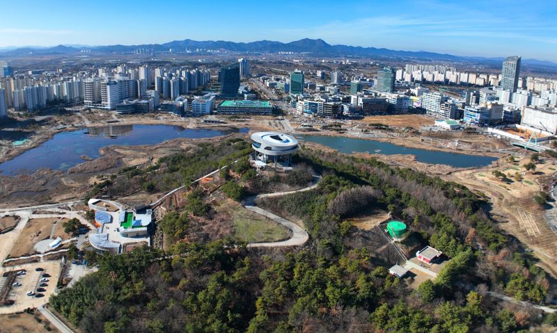 전남도는 국토교통부가 전국 혁신도시를 대상으로 '2023 지역발전 추진 실적 및 2024 추진계획'을 분석한 결과, 광주전남공동혁신도시<사진>가 전국에서 가장 크고, 6개 분야별 추진 실적도 우수해 1위를 달성했다고 25일 밝혔다. 전남도 제공