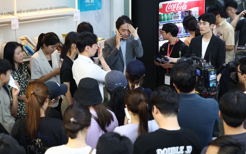 류화현 위메프 대표이사(가운데)가 25일 새벽 서울 강남구 위메프 본사에서 정산 지연 사태로 상품을 환불받으려는 고객들을 응대하고 있다. 연합뉴스