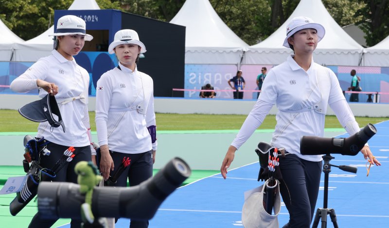 2024 파리올림픽 대한민국 양궁대표팀 임시현(오른쪽부터)과 전훈영, 남수현이 25일(한국시간) 프랑스 파리 레쟁발리드에서 열린 여자 개인 랭킹 라운드에서 3명의 점수를 합산해 매기는 랭킹라운드에 2046점을 세우며 올림픽 신기록 달성, 나란히 이동하고 있다. 2024.7.25/뉴스1 ⓒ News1 이동해 기자 /사진=뉴스1