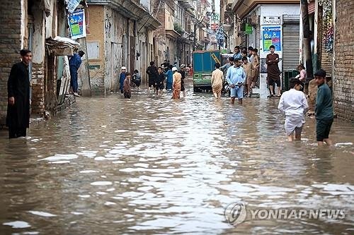 폭우로 홍수가 발생한 파키스탄 북서부 페샤와르 [EPA 연합뉴스 자료사진. 재판매 및 DB 금지]