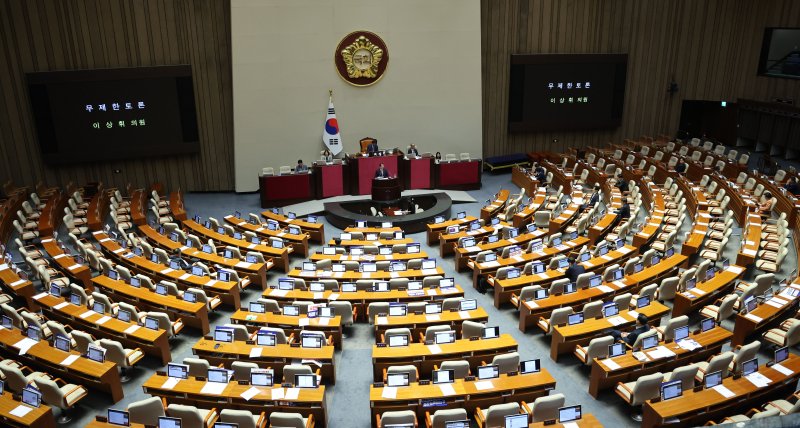 이상휘 국민의힘 의원이 26일 오전 서울 여의도 국회에서 열린 제416회 국회(임시회) 제1차 본회의에서 방송통신위원회의 설치 및 운영에 관한 법률 일부개정법률안에 반대하는 무제한 토론(필리버스터)을 이어가고 있다. 2024.07.26. 사진=뉴시스화상