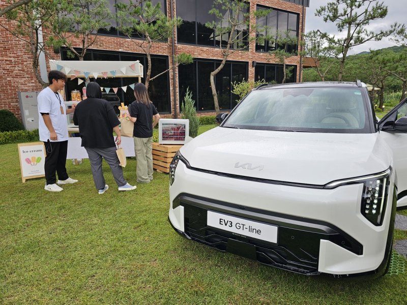 EV3의 V2L 기술로 아이스크림을 담은 냉장고가 작동되는 모습 [촬영 임성호]