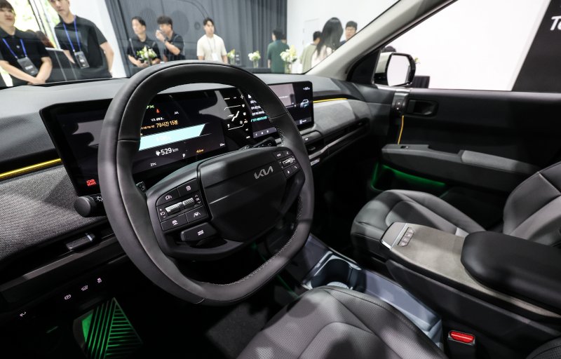 [서울=뉴시스] 김근수 기자 = 지난 16일 서울 광진구 파이팩토리에서 열린 '더 기아 EV3 테크 데이' 행사에서 EV3 차량이 전시돼 있다. 사진은 EV3 실내 모습. 2024.07.16. ks@newsis.com