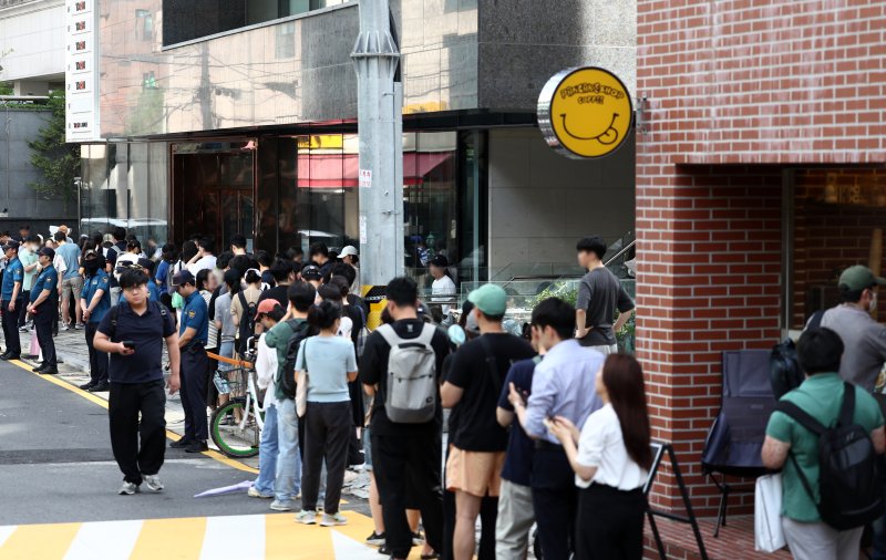 티몬·위메프 판매대금 정산 지연 사태가 이어진 26일 피해자들이 서울 강남구 티몬 신사옥에서 환불을 받기 위해 대기하고 있다. 연합뉴스