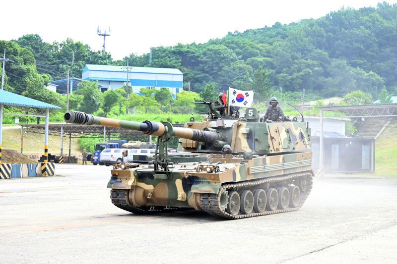 육군이 대한민국 방위산업 발전과 국방협력 네트워크 확장을 위해 해외 주요 방산협력국 장병 대상 ‘육군 국제과정’을 최초 개설했다고 26일 밝혔다. 올해 교육과정은 국산 명품무기 대표주자이며 세계 각국으로 활발히 수출되고 있는 K9자주포 교육으로 계획됐다. 포병학교 장병들이 '육군 국제과정'에 참가한 교육생들에게 K9자주포 운용시범을 보이고 있다. 사진=육군 제공