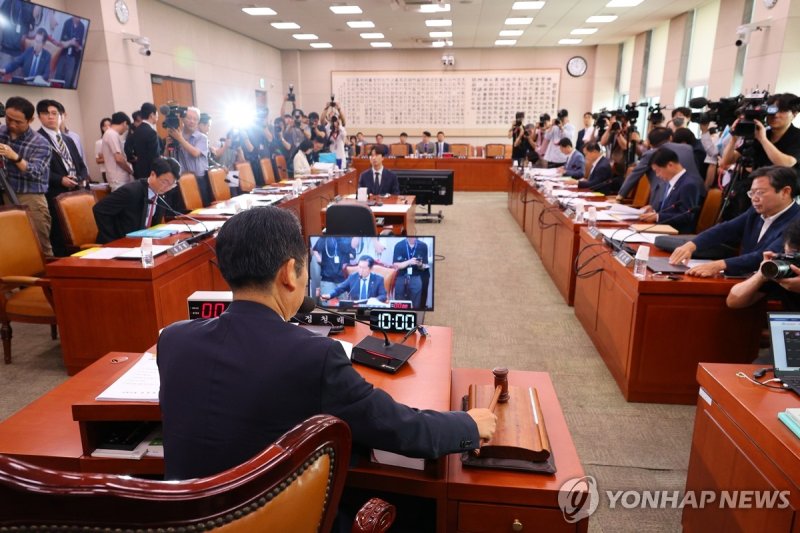 26일 국회 법제사법위원회에서 열린 '윤석열 대통령 탄핵소추안 발의 요청' 국민동의 청원 2차 청문회에서 정청래 위원장이 의사봉을 두드리고 있다. 연합뉴스