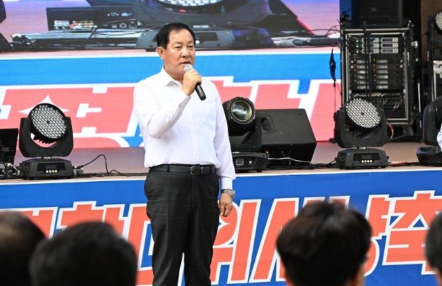 '2024 평창더위사냥축제'가 26일 대화면 땀띠공원 일원에서 시작된 가운데 심재국 평창군수가 축제를 소개하고 있다. (평창군 제공) 2024.7.26/뉴스1