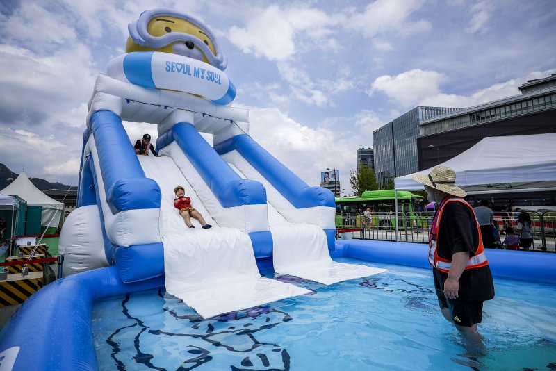 [서울=뉴시스] 정병혁 기자 = 26일 서울 종로구 광화문광장에서 개장한 2024 서울썸머비치를 찾은 어린이들이 물놀이를 하며 더위를 식히고 있다. 2024.07.26. jhope@newsis.com