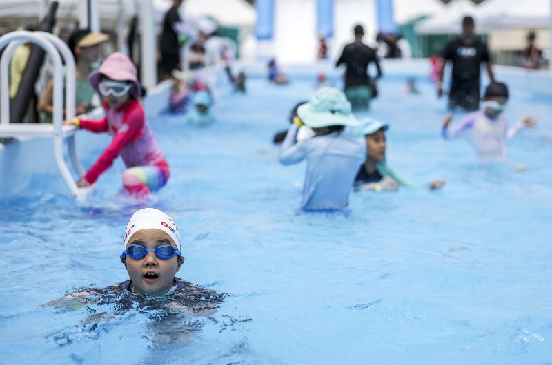[서울=뉴시스] 정병혁 기자 = 26일 서울 종로구 광화문광장에서 개장한 2024 서울썸머비치를 찾은 어린이들이 물놀이를 하며 더위를 식히고 있다. 2024.07.26. jhope@newsis.com