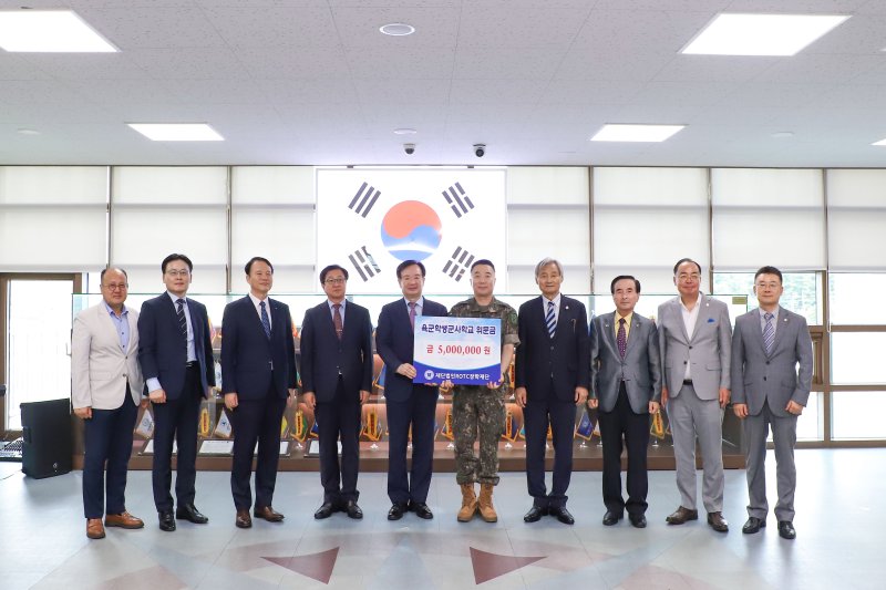 ROTC장학재단이 25일 충북 괴산 육군학생군사학교를 방문해 '제29차 육군 학군사관후보생(ROTC) 장학증서 및 장학금 수여식'을 갖고 기념촬영하고 있다. 사진=대한민국ROTC중앙회 ROTC장학재단 제공