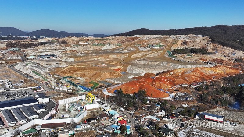 오는 2047년까지 삼성전자와 SK하이닉스 등 민간 기업이 622조원을 투입하는 경기도 남부 일대 '반도체 메가 클러스터가 조성된다. 사진은 지난 1월 용인시 처인구 원삼면 용인반도체클러스터 부지 모습. /사진=연합뉴스