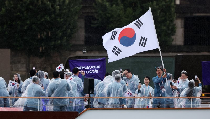 2024 파리 올림픽 개회식이 열린 27일(한국시각) 프랑스 파리 센강에서 대한민국 선수단을 태운 보트가 트로카데로 광장을 향해 수상 행진을 하고 있다. (공동취재) 2024.7.27/뉴스1 ⓒ News1 이동해 기자 /사진=뉴스1