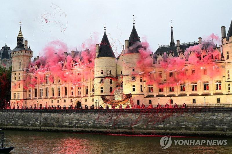 화려한 파리올림픽 개막식 공연 (파리=연합뉴스) 황광모 기자 = 2024 파리올림픽 개막일인 26일(한국시간) 프랑스 파리 콩시에르주리에서 공연이 펼쳐지고 있다. 2024.7.27 hkmpooh@yna.co.kr