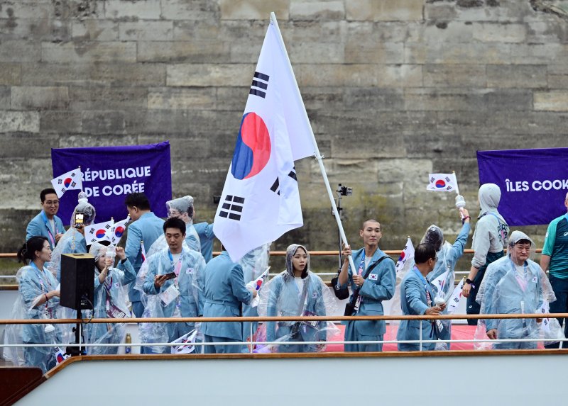 대한민국 올림픽 선수단의 기수 우상혁(오른쪽)과 김서영이 27일(한국시간) 프랑스 파리 센강 일대에서 열린 2024 파리올림픽 개회식에 참석하기 위해 배를 타고 이동하고 있다. (공동취재) 2024.7.27/뉴스1 ⓒ News1 이동해 기자