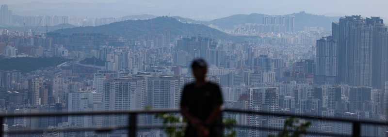 [서울=뉴시스] 김근수 기자 = 26일 오전 서울 중구 남산에서 서울 아파트 단지가 보이고 있다. 한국부동산원이 발표한 7월 넷째 주 전국 주택 가격 동향 조사에 따르면 지난주 전국 아파트 매매가격은 전주 대비 0.06% 상승하며 지난주(0.05%)보다 상승 폭이 확대됐다. 2024.07.26. ks@newsis.com