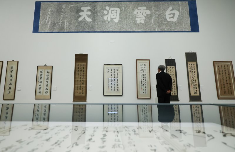 유홍준 교수가 23일 서울 서초구 서울서예박물관에서 열린 동농 김가진 서예전 '백운서경白雲書境' 관람객이 작품을 살펴보고 있다. 대한민국 임시정부의 고문을 역임한 독립운동가 이며 당대 최고의 서예가로 평가되는 동농 김가진의 서예전'백운서경白雲書境'은 이날부터 9월 19일 까지 진행된다. 2024.7.23/뉴스1 ⓒ News1 김도우 기자