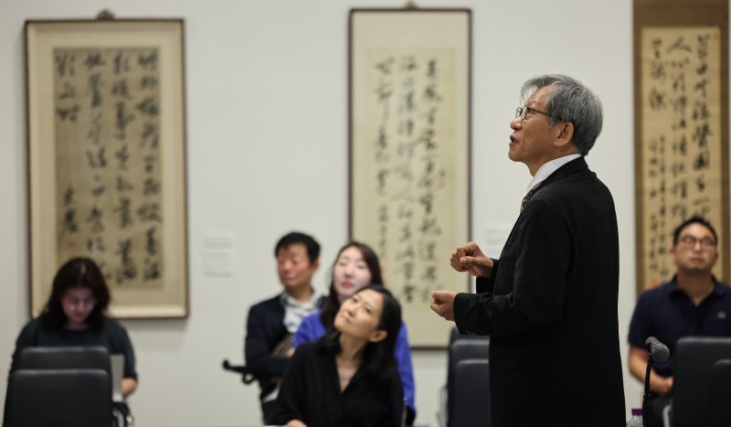 유홍준 교수가 23일 서울 서초구 서울서예박물관에서 열린 동농 김가진 서예전 '백운서경白雲書境' 전시에 대해 설명하고 있다. 대한민국 임시정부의 고문을 역임한 독립운동가 이며 당대 최고의 서예가로 평가되는 동농 김가진의 서예전 '백운서경白雲書境'은 이날부터 9월 19일 까지 진행된다. 2024.7.23/뉴스1 ⓒ News1 김도우 기자