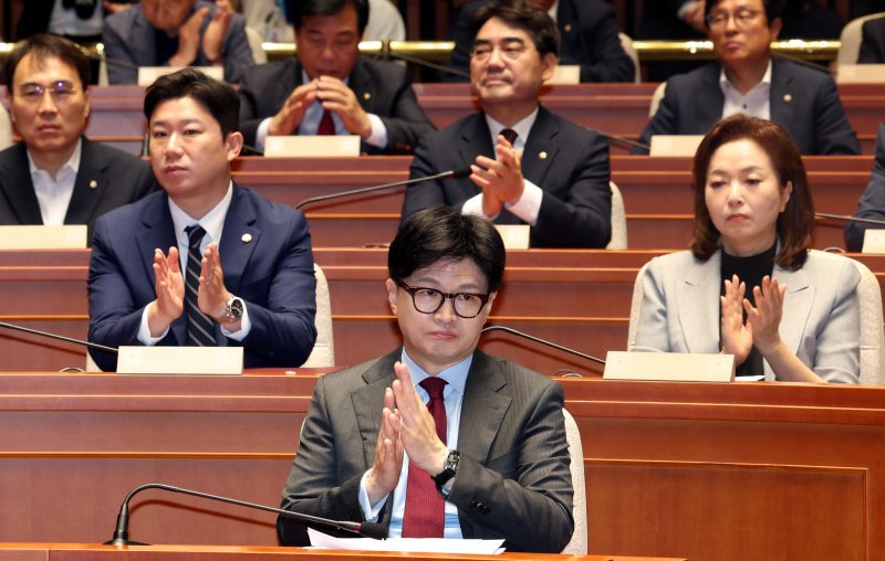 [서울=뉴시스] 조성봉 기자 = 한동훈 국민의힘 대표가 지난 25일 오전 서울 여의도 국회에서 열린 의원총회에서 박수를 치고 있다. 2024.07.25. suncho21@newsis.com