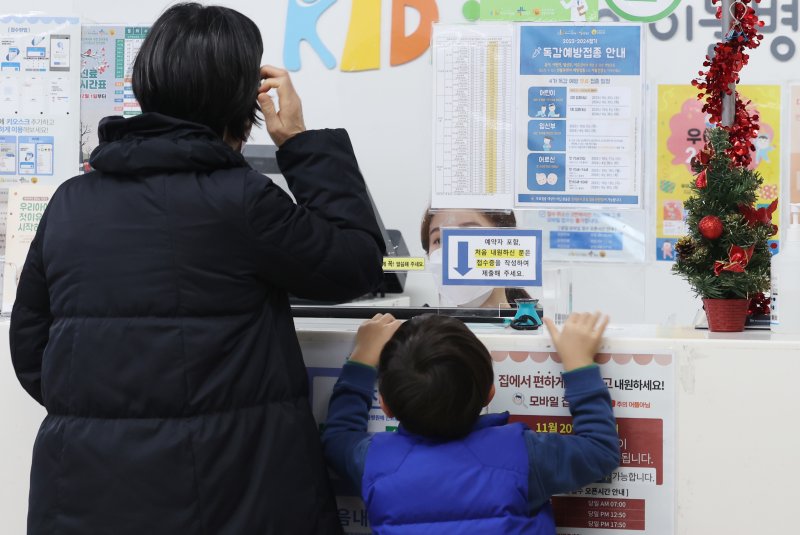 서울 시내의 한 소아과를 찾은 시민이 접수를 하고 있다. (출처: 뉴시스)