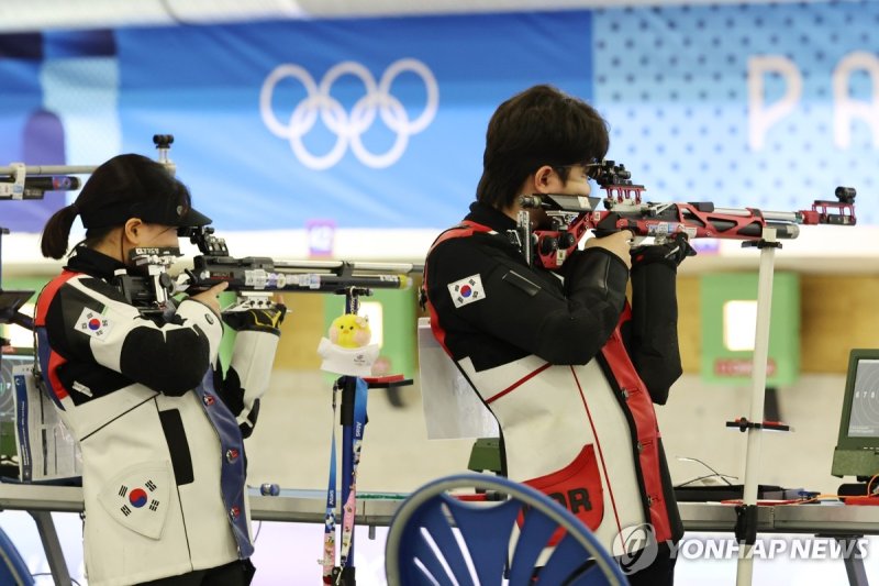 27일(현지시간) 프랑스 샤토루 슈팅 센터에서 열린 2024 파리올림픽 사격 공기소총 10m 혼성 본선에 출전한 박하준과 금지현이 과녁을 조준하고 있다. 연합뉴스