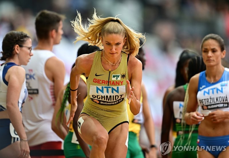 epa10806892 Alica Schmidt of Germany reacts during the 4x400 Metres Relay Mixed competition of the World Athletics Championships in Budapest, Hungary, 19 August 2023. EPA/CHRISTIAN BRUNA