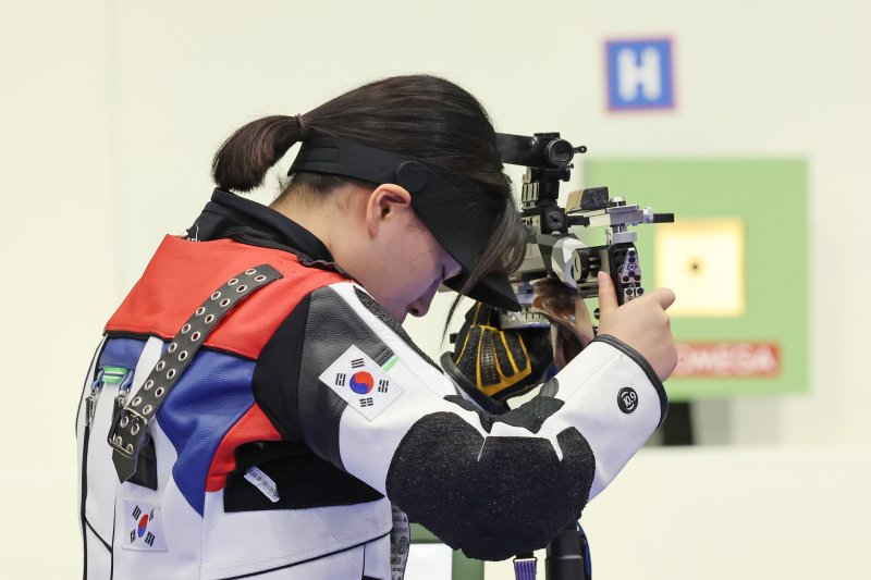 금지현 '침착하게' (샤토루[프랑스]=연합뉴스) 임화영 기자 = 27일(현지시간) 프랑스 샤토루 슈팅 센터에서 열린 2024 파리올림픽 사격 공기소총 10m 혼성 단체 결선에 출전한 금지현이 과녁을 조준하기 전 숨을 고르고 있다. 2024.7.27 hwayoung7@yna.co.kr (끝)