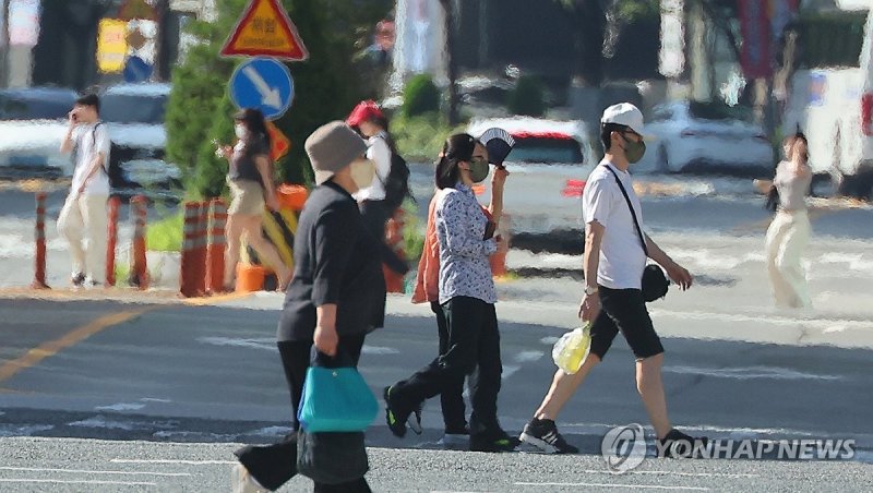 폭염 속 아지랑이 폭염 속 아지랑이 (부산=연합뉴스) 강선배 기자 = 폭염주의보가 발효 중인 25일 오후 해운대구 한 도로 위로 지열로 인한 아지랑이가 피어오르고 있다. 이날 부산의 낮 최고기온은 35도를 기록했다. 2024.7.25 sbkang@yna.co.kr (끝)