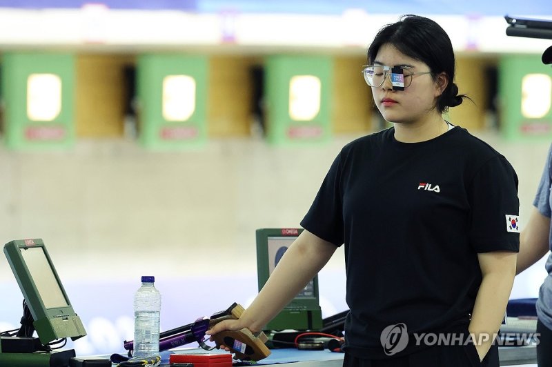 오예진 '집중 또 집중' (샤토루[프랑스]=연합뉴스) 임화영 기자 = 27일(현지시간) 프랑스 샤토루 슈팅 센터에서 열린 2024 파리올림픽 사격 공기권총 10m 여자 본선에 진출한 오예진이 과녁을 조준하기 앞서 숨을 고르고 있다. 2024.7.27 hwayoung7@yna.co.kr (끝)