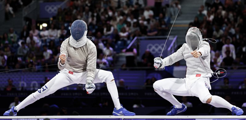 대한민국 펜싱 대표팀 오상욱 선수(오른쪽)가 28일(한국시간) 프랑스 파리 그랑 팔레에서 열린 남자 사브르 개인 준결승 이탈리아와의 경기에서 공격에 성공한 후 기뻐하고 있다. 2024.7.28/뉴스1 ⓒ News1 박정호 기자 /사진=뉴스1